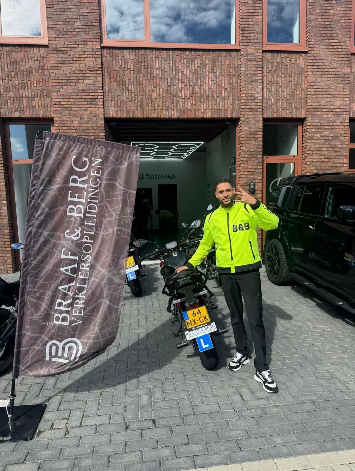 Josylvio haalt zijn motorrijbewijs